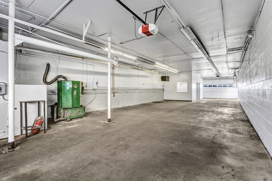 More Photos Of 770 Dayton St, Aurora Flex For Lease