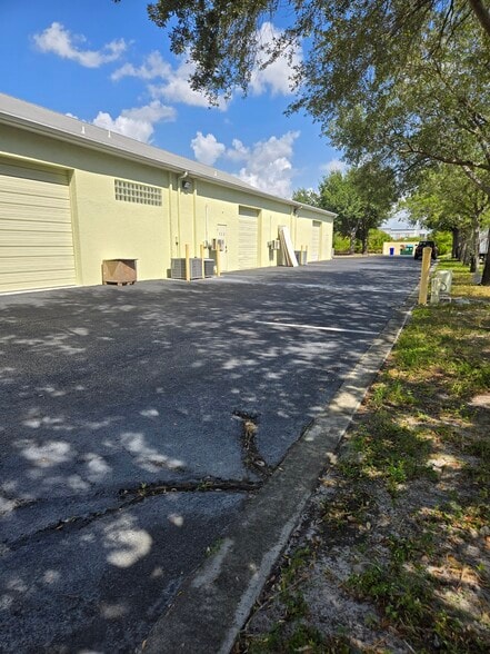 More Photos Of 5471 Lee St, Lehigh Acres Showroom For Lease