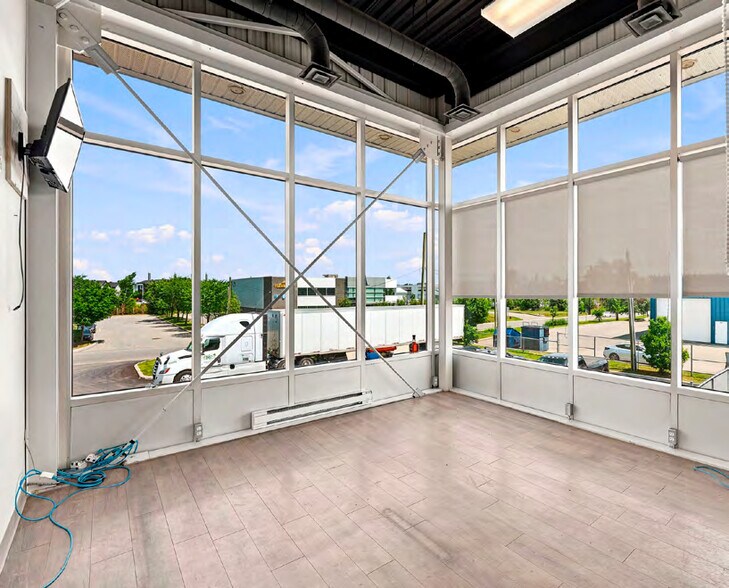 More Photos Of 218 Rue Robinson, Saint-eustache Flex For Lease