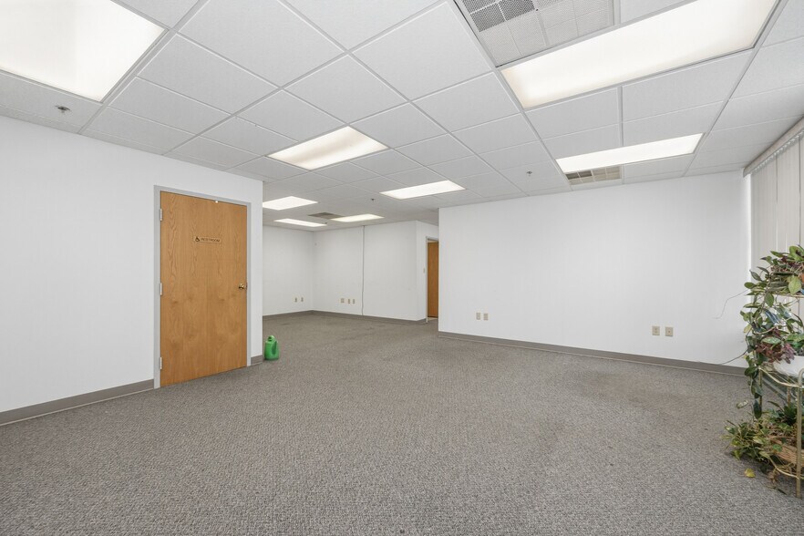 More Photos Of 931 Sweeney Dr, Hagerstown Flex For Lease