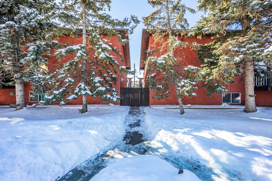 More Photos Of 4607 73 St NW, Calgary Apartments For Sale