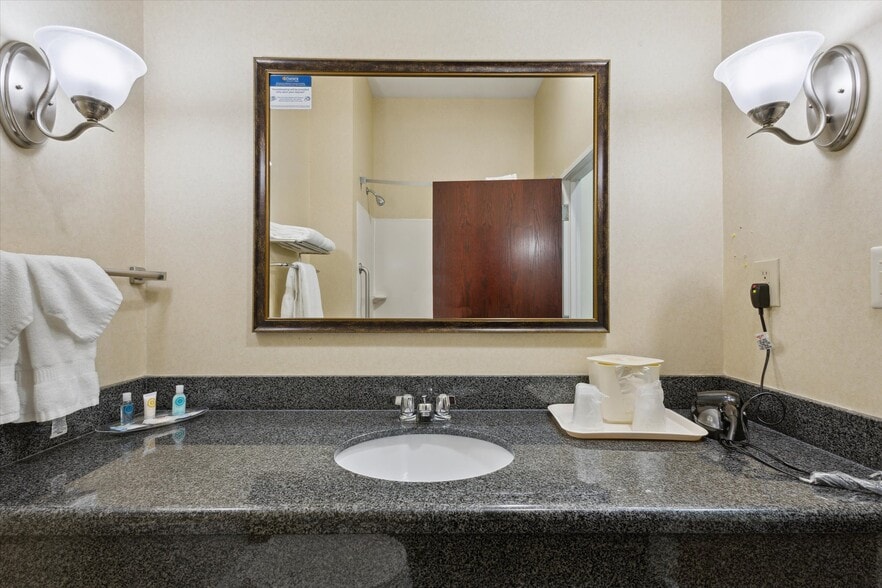 More Photos Of 2750 Fortune Cir W, Indianapolis Hotel For Sale