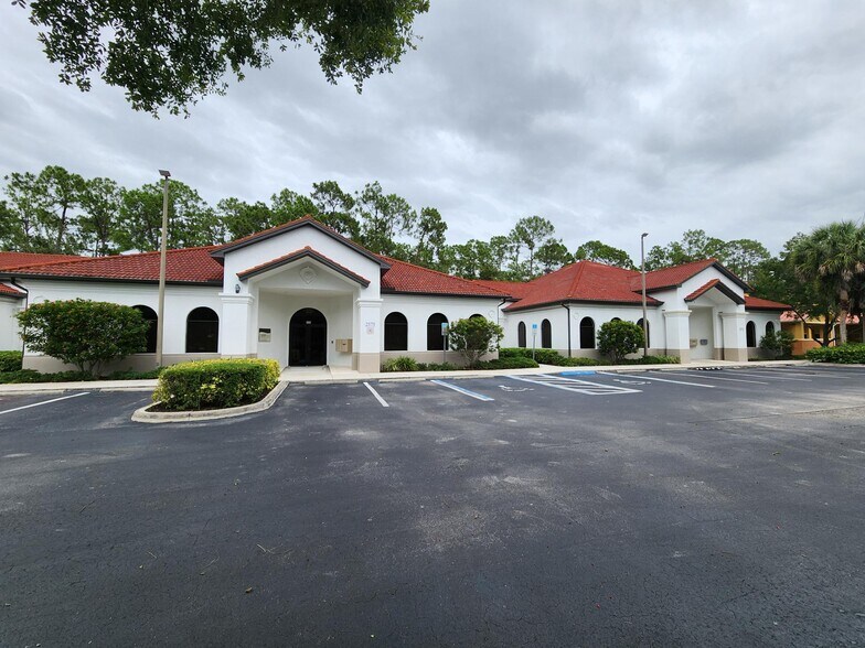 More Photos Of 2575 Northbrooke Plaza Dr, Naples Loft Creative Space For Lease