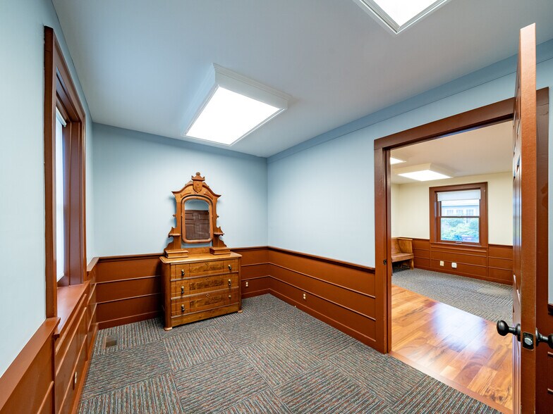 More Photos Of 35 Main St, Scottsville Office For Sale