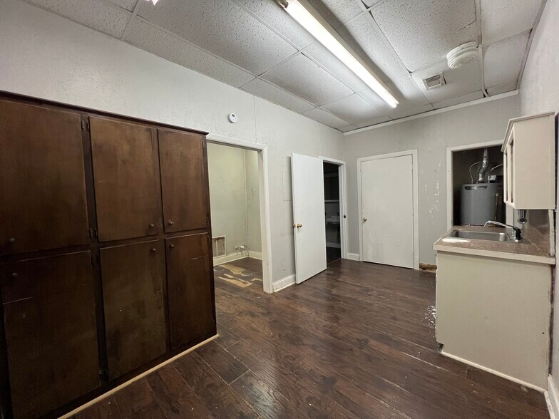 More Photos Of 1701 N Elm St, Denton Office For Sale