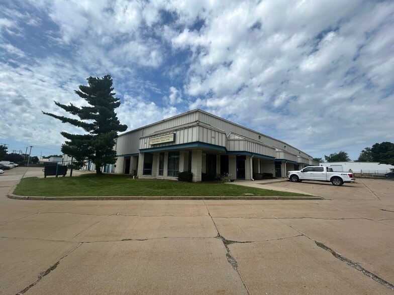 More Photos Of 630 E Bronson St, South Bend Light Distribution For Lease