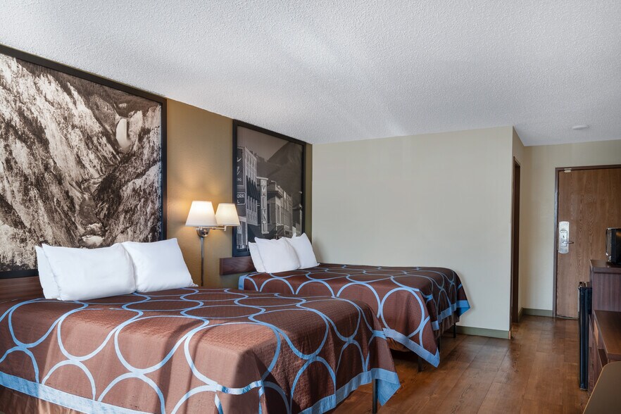 More Photos Of 105 Centennial Dr, Livingston Hotel For Sale
