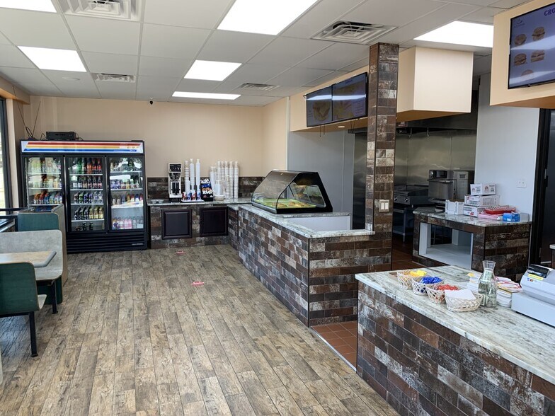 More Photos Of 1112 N Frazier St, Conroe Freestanding For Sale