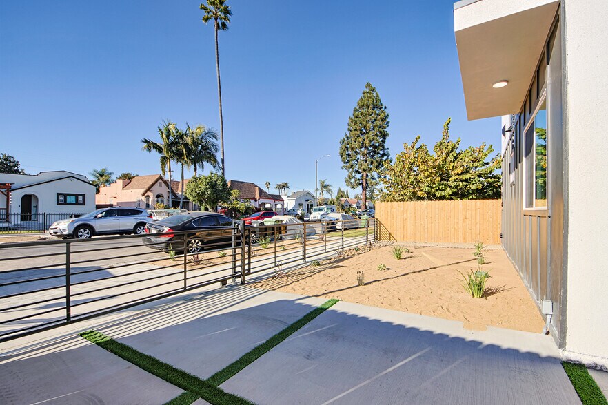 More Photos Of 2404 S Cochran Ave, Los Angeles Apartments For Sale