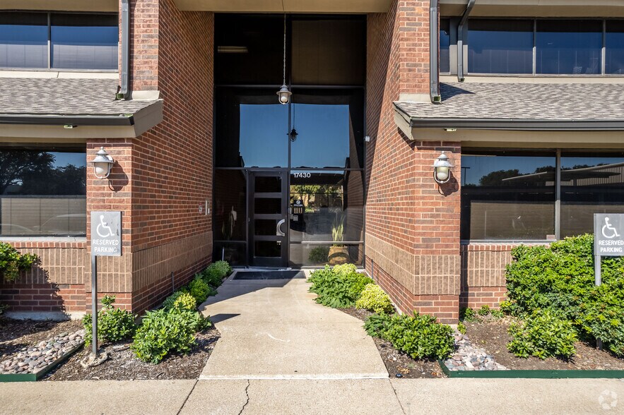 More Photos Of 17430 Campbell Rd, Dallas Office For Lease