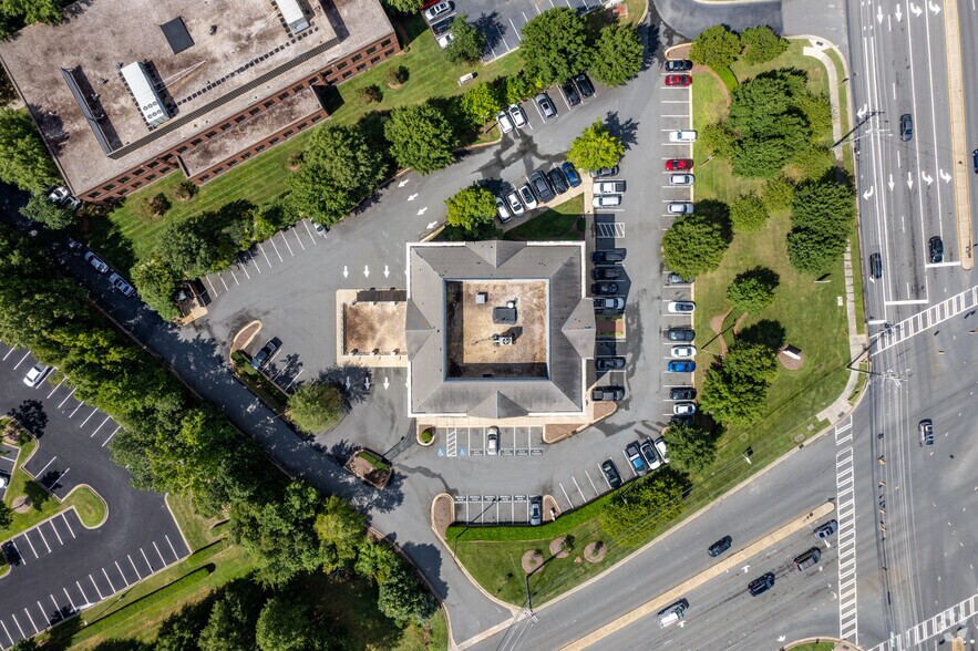 More Photos Of 10400 Mallard Creek Rd, Charlotte Office For Lease