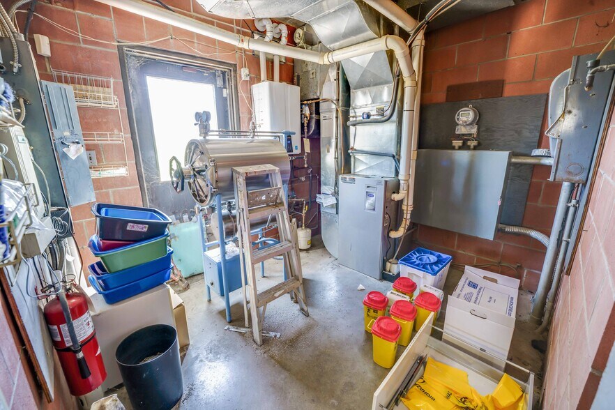 More Photos Of 475 Enfield Rd, Burlington Veterinarian Kennel For Sale