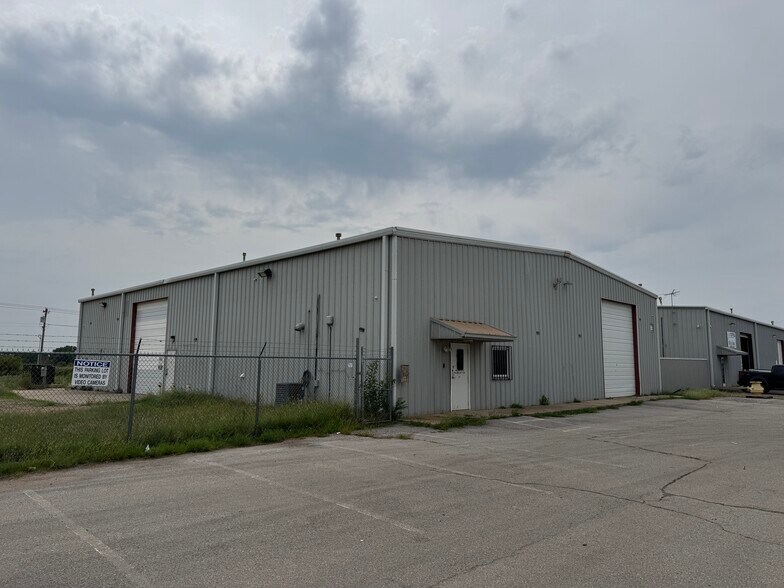 More Photos Of 5220 SW 11th St, Oklahoma City Manufacturing For Lease