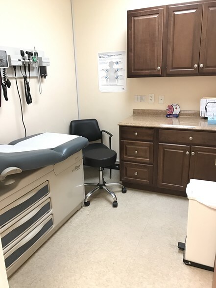 More Photos Of 30-40 E Main St, Bay Shore Storefront Retail Office For Lease