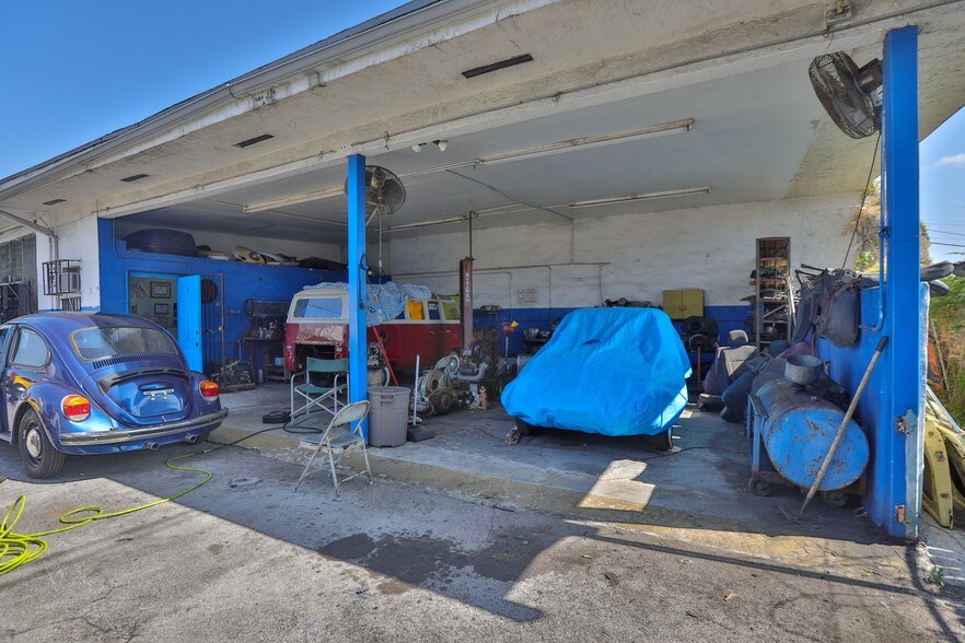 More Photos Of 2112 NW 36th St, Miami Auto Repair For Sale