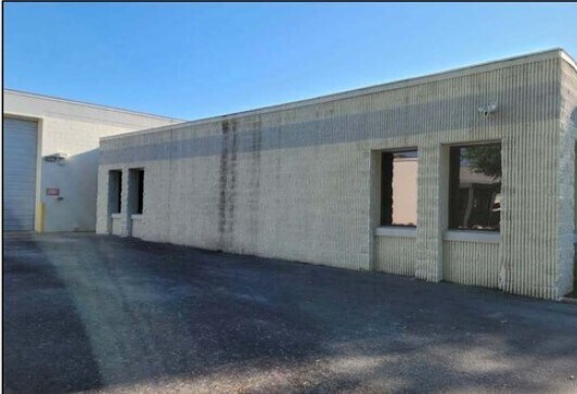 More Photos Of 4913 W Laurel St, Tampa Light Distribution For Sale