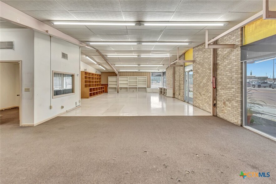 More Photos Of 306 N Wells St, Edna Office For Sale