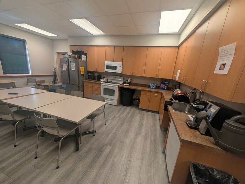 More Photos Of 5155 Pennwood Dr, Indianapolis Office For Sale