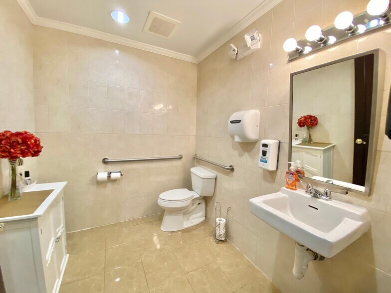 More Photos Of 25 Nassau Ln, Island Park Office For Sale