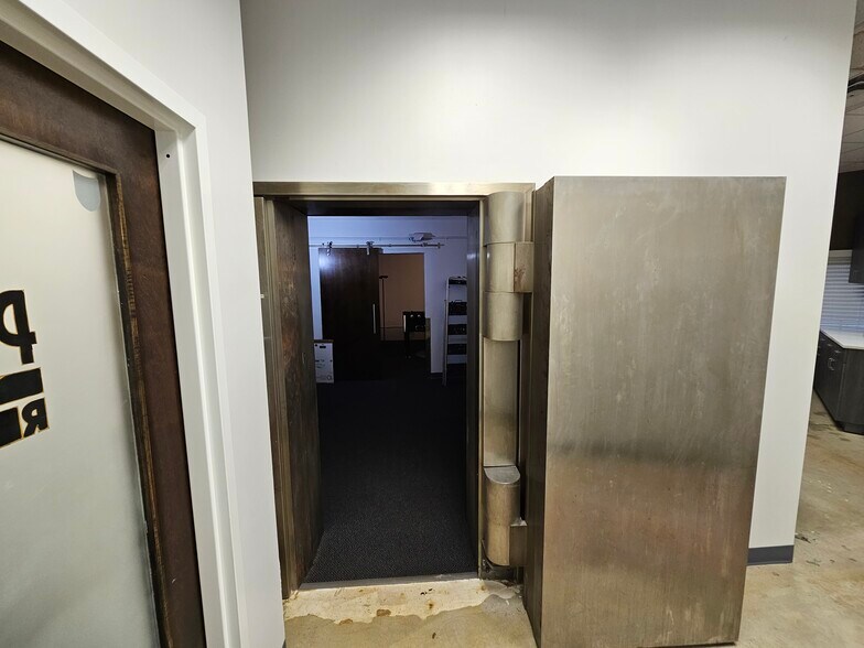 More Photos Of 514 Flat Shoals Ave, Atlanta Bank For Lease
