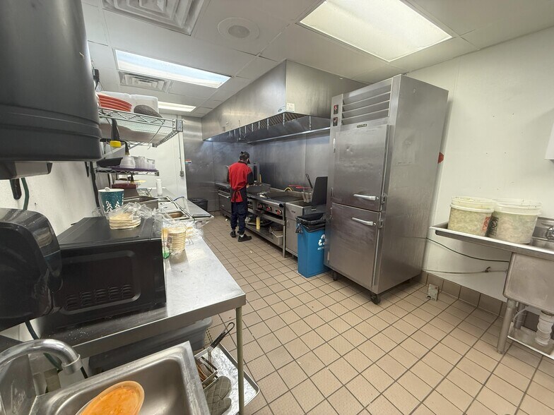 More Photos Of 3550 Isleta Blvd SE, Albuquerque Fast Food For Sale