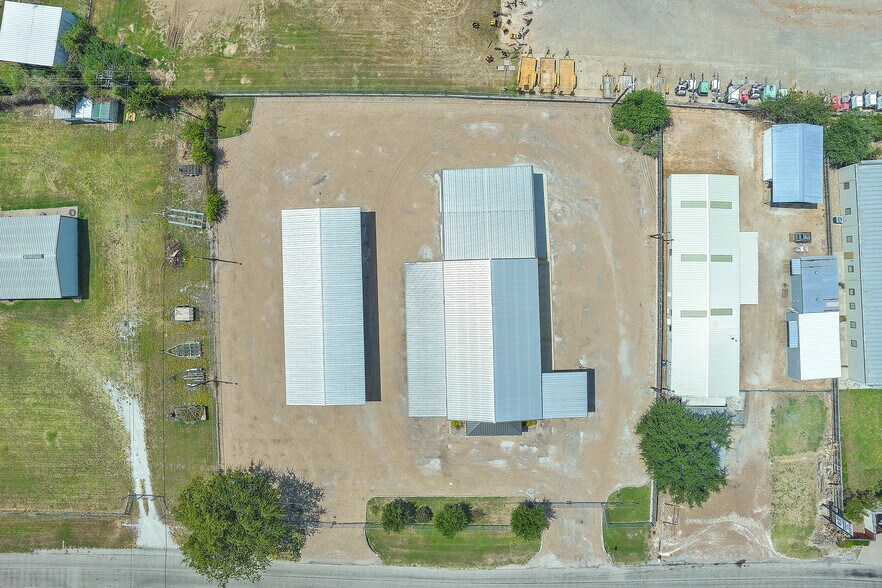 More Photos Of 202 Daisy Dr, Granbury Manufacturing For Sale