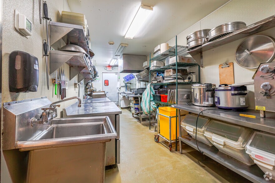 More Photos Of 3011 Gulden Ln, Dallas Restaurant For Lease