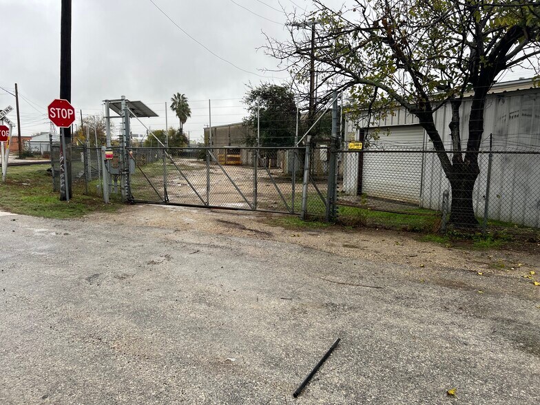 More Photos Of 501 Steves Ave, San Antonio Service For Lease