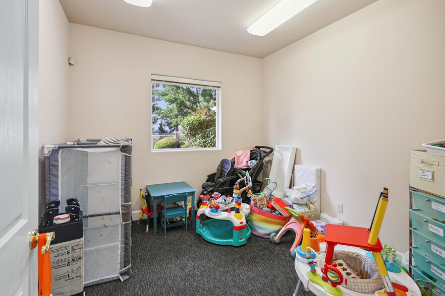 More Photos Of 81 Freeman Ct, Central Point Office For Sale