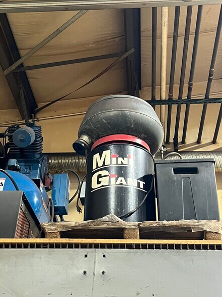 More Photos Of 33549 E Royalton Rd, Columbia Station Light Manufacturing For Sale