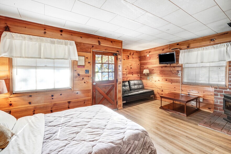 More Photos Of 1054-1098 State Highway 2, Wrightwood Hospitality For Sale