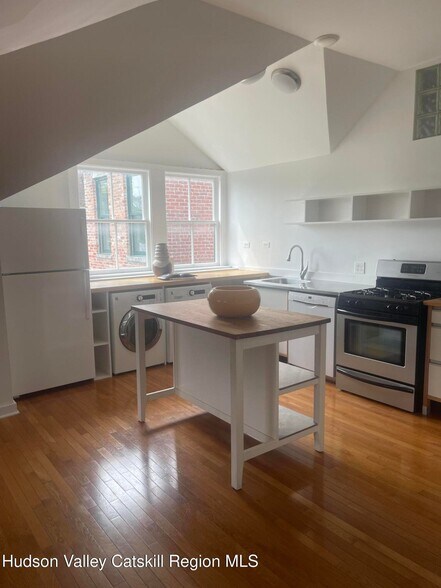 More Photos Of 420 Warren St, Hudson Office For Sale