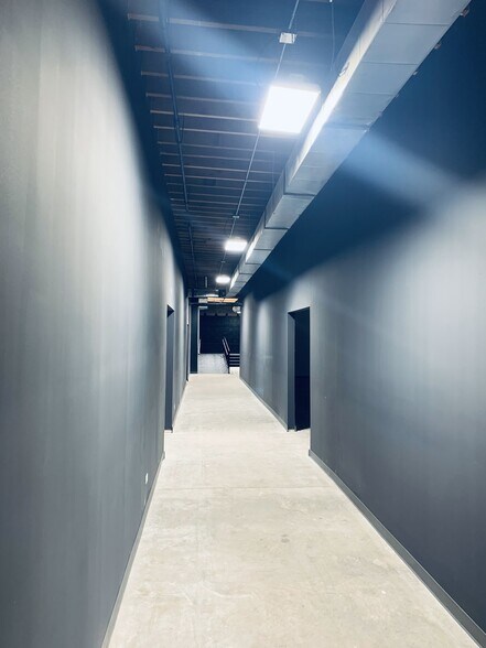 More Photos Of 2145 W Grand Ave, Chicago Showroom For Lease
