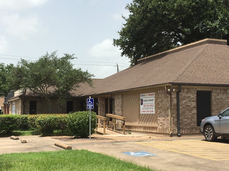 More Photos Of 1000 Austin St, Richmond Office For Lease