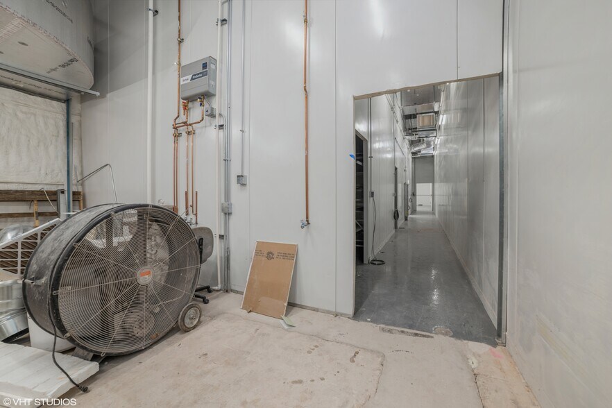 More Photos Of 740 Schneider Dr, South Elgin Manufacturing For Sale