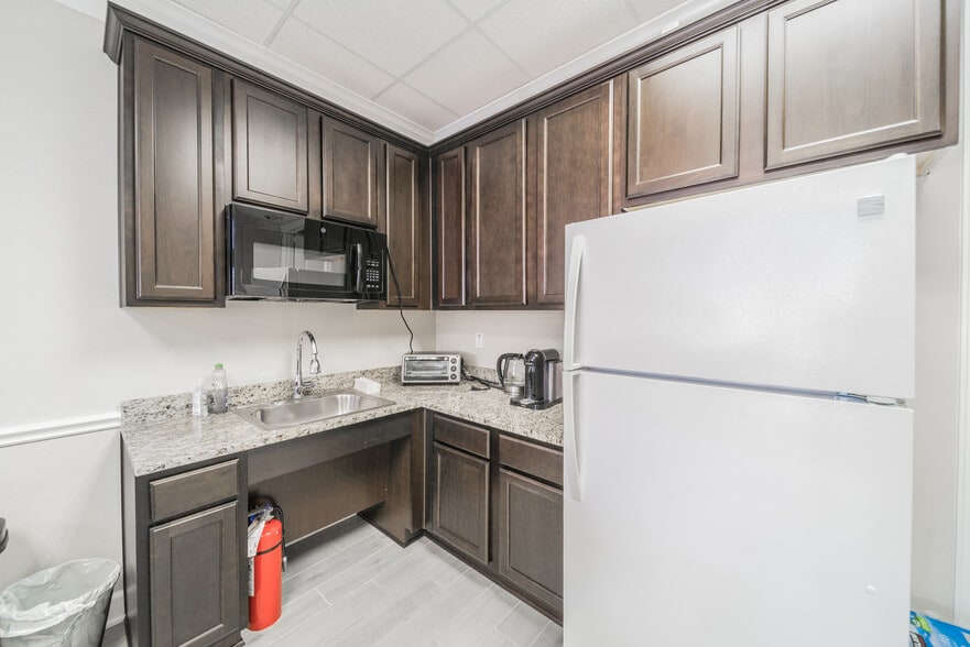More Photos Of 202 Industrial Blvd, Sugar Land Loft Creative Space For Sale