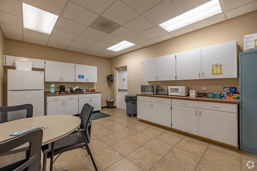 More Photos Of 4702-4708 Capital Cir NW, Tallahassee Manufacturing For Sale