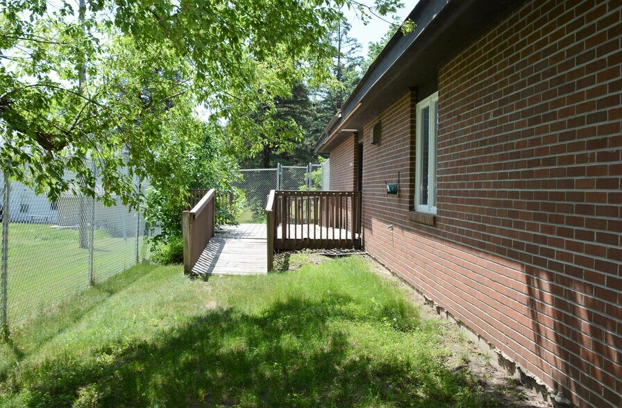 More Photos Of 524 Willow Dr, Alexandria Office For Lease