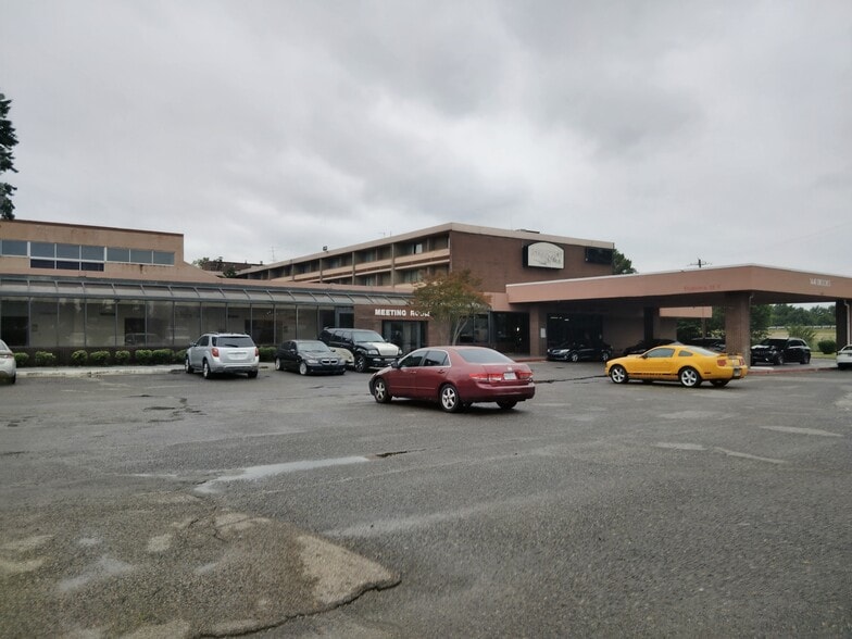 Primary Photo Of 1441 E Brooks Rd, Memphis Hotel For Sale