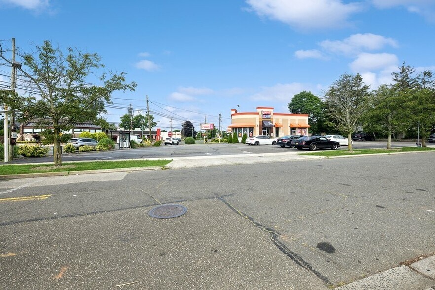 More Photos Of 190-196 Merrick Rd, Merrick Storefront For Lease