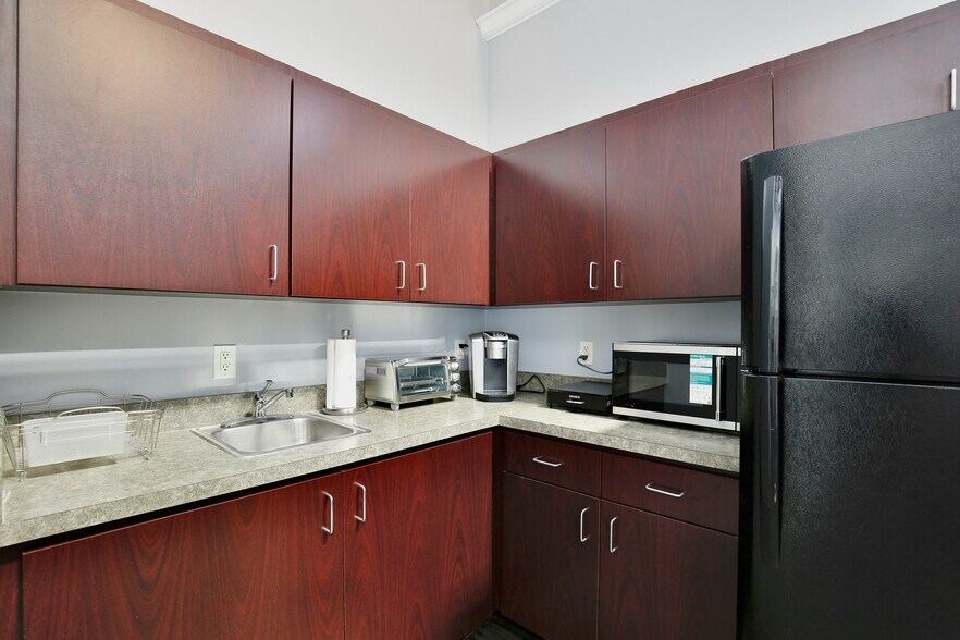 More Photos Of 6881 Kingspointe Pky, Orlando Flex For Lease
