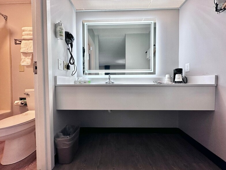 More Photos Of 2075 Highway 192 W, London Hotel For Sale