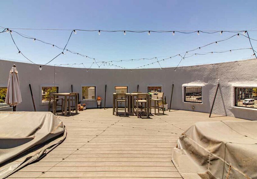 More Photos Of 1600 Main St, Venice Office For Lease