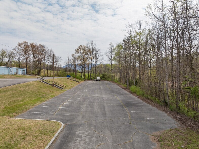 More Photos Of 205 Industrial Pike, Whitwell Manufacturing For Sale