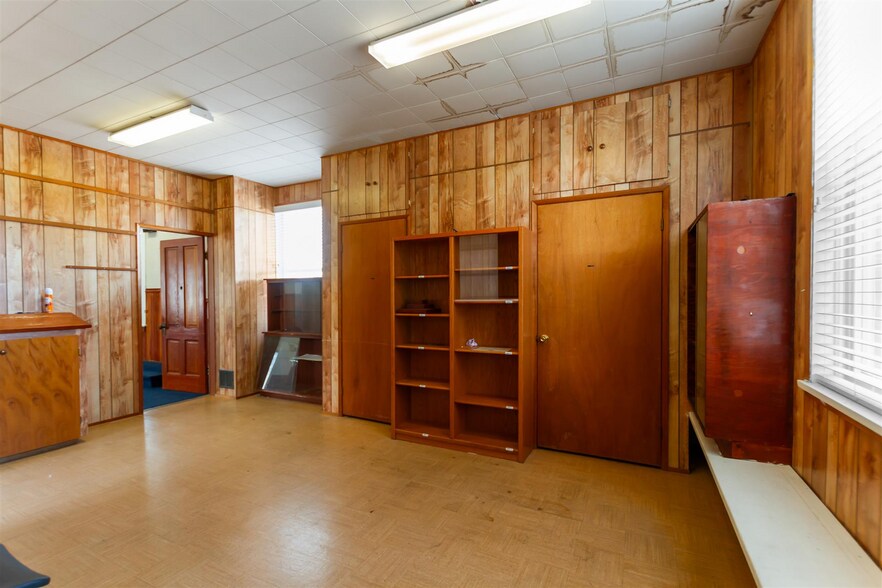 More Photos Of 33860 Pine st, Abbotsford Flex For Sale