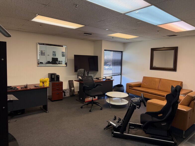 More Photos Of 20218-20220 S Hamilton Ave, Torrance Showroom For Lease