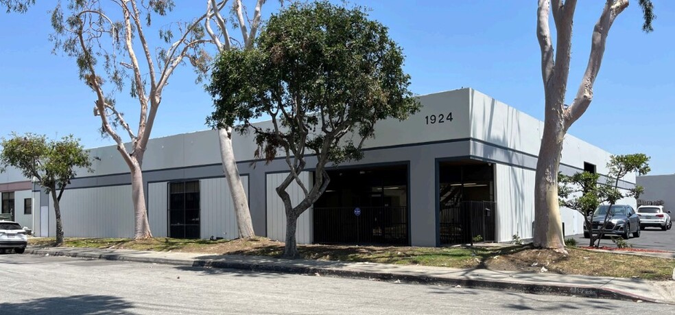 Primary Photo Of 1924 Frank Stiles Dr, South El Monte Distribution For Lease