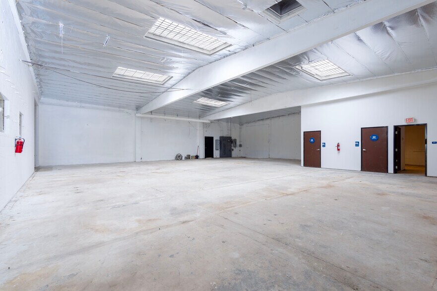 More Photos Of 2703 Southwest Dr, Los Angeles Warehouse For Lease