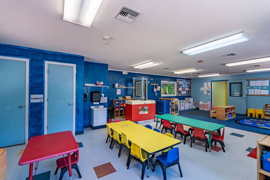 More Photos Of 522 NW Turner Rd, Lake City Daycare Center For Sale