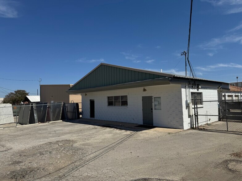 More Photos Of 9010 Aero St, San Antonio Light Manufacturing For Sale
